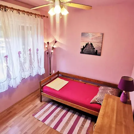 Two-bedroom In Hébergement de vacances Pula