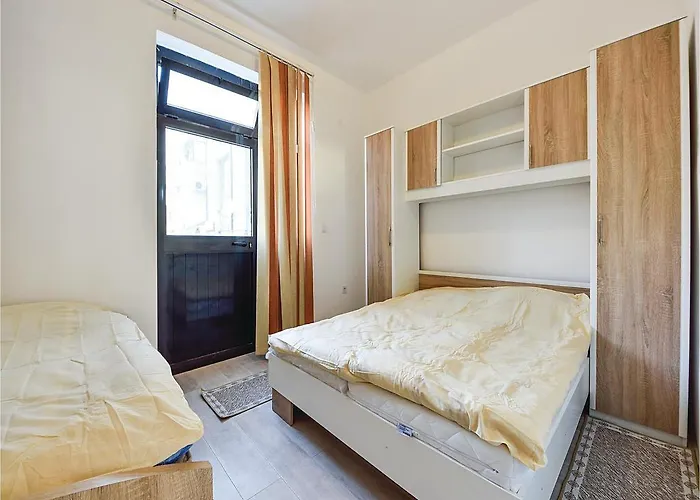 Two-bedroom In Hébergement de vacances Pula