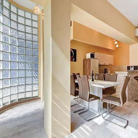 2 Bedroom Stunning Home In Pula *