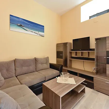 Two-Bedroom Holiday Home In Pula * Pula