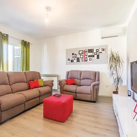 2 Bedroom Stunning Home In Pula